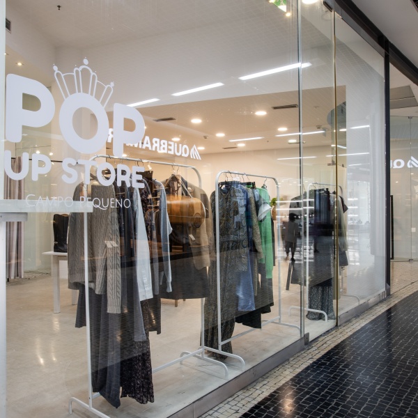 Entrada lateral loja