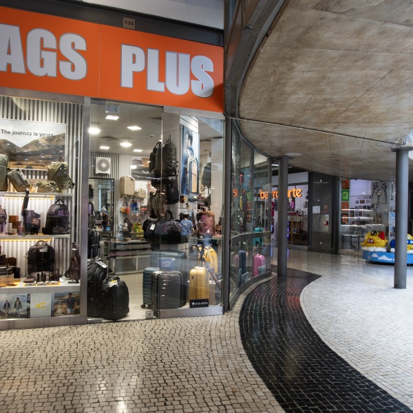 Entrada lateral loja