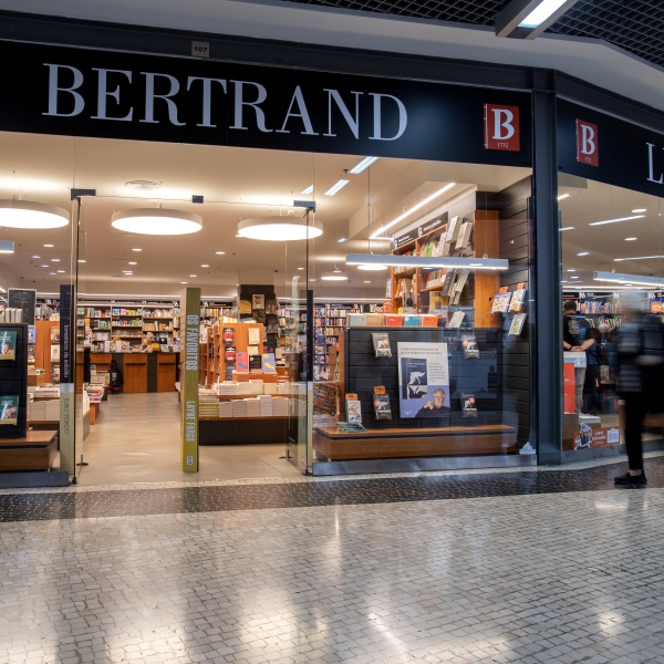 Entrada lateral loja