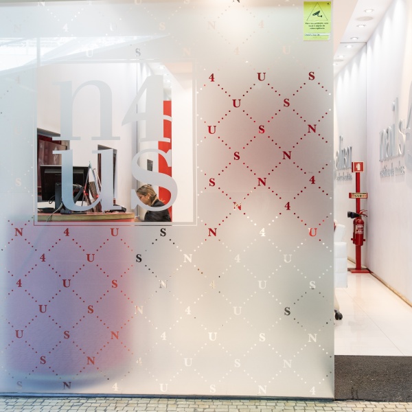 Entrada lateral loja