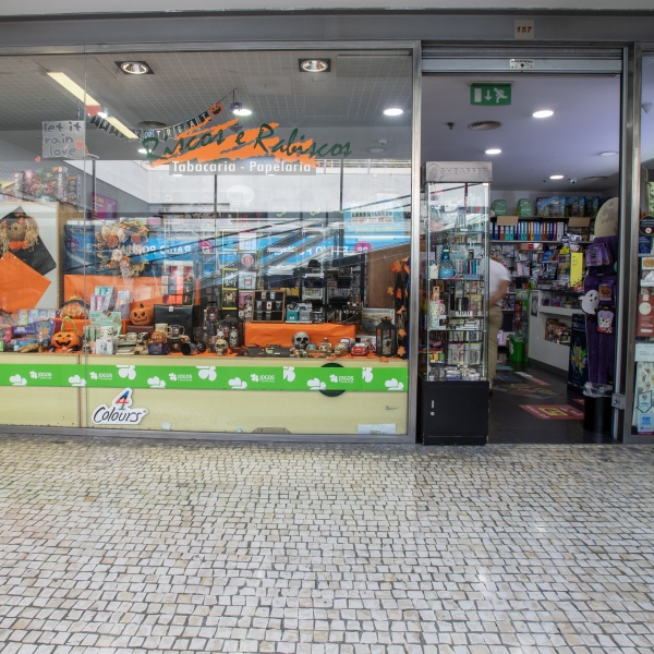 Entrada lateral loja