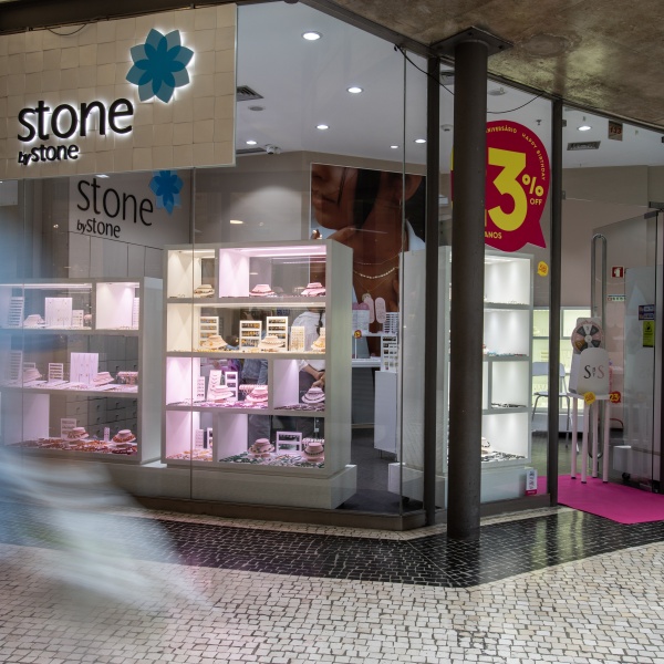 Entrada lateral loja