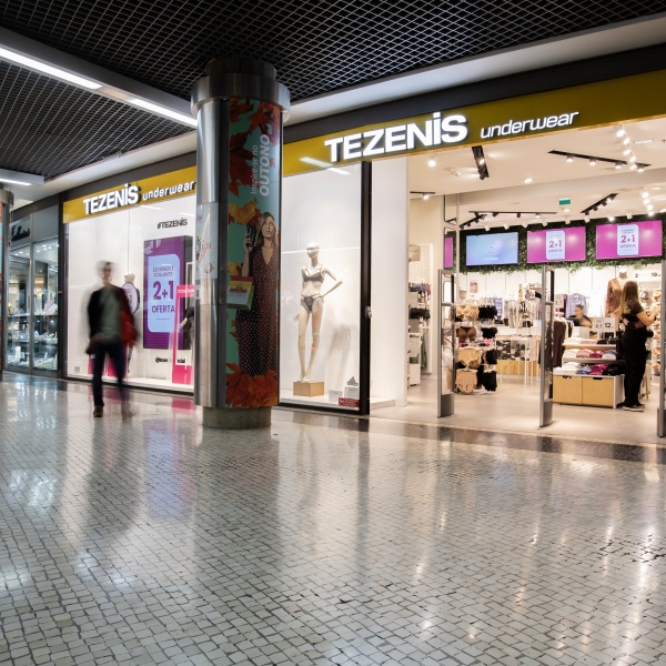 Entrada lateral loja