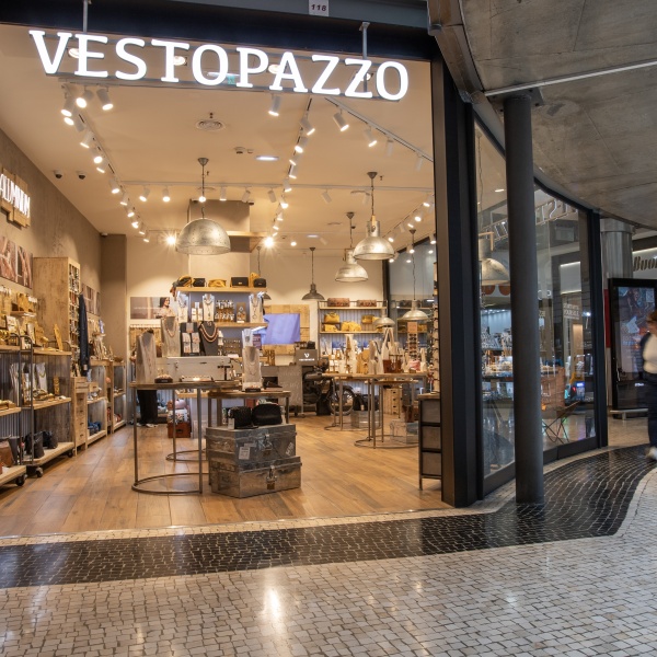 Entrada lateral loja